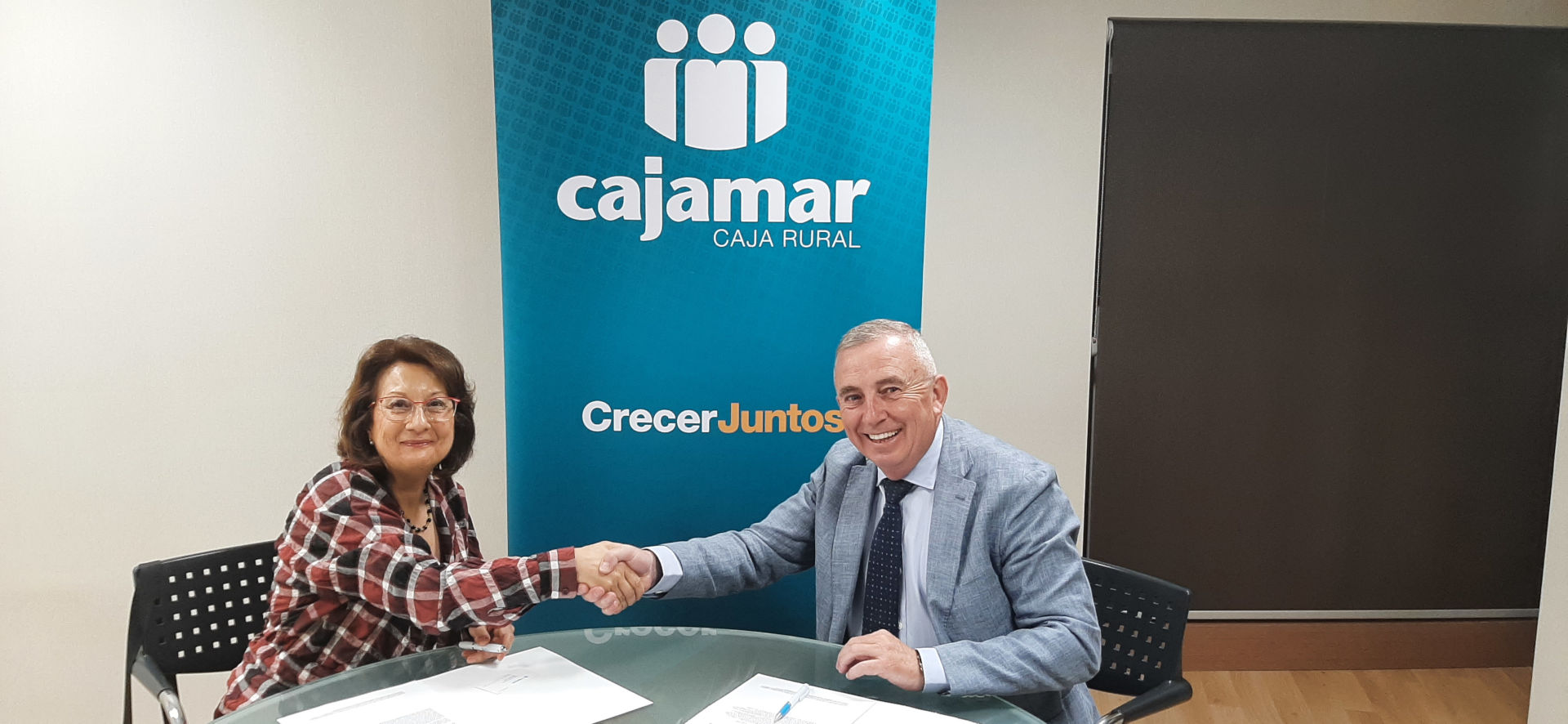 Firma de convenio con Cajamar